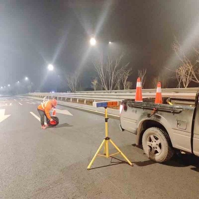 一体式太阳能警示灯价格 红蓝太阳能爆闪灯交通设施厂家图3